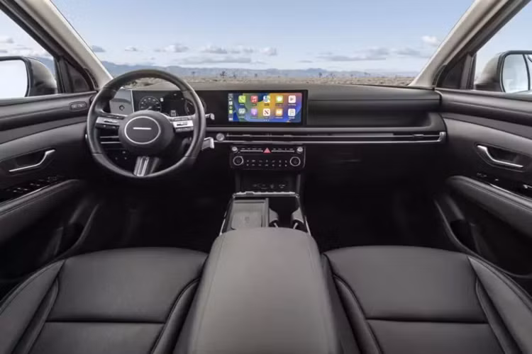 Ngoài ra, Hyundai Tucson 2025 bản hybrid và plug-in hybrid còn có một chế độ mới mang tên Baby Mode. Theo hãng Hyundai, chế độ này được thiết kế dành cho những khách hàng chở theo trẻ nhỏ hoặc thú cưng. Chế độ Baby Mode sẽ giúp giảm tăng tốc đột ngột, mang đến cảm giác êm dịu hơn cho hành khách.