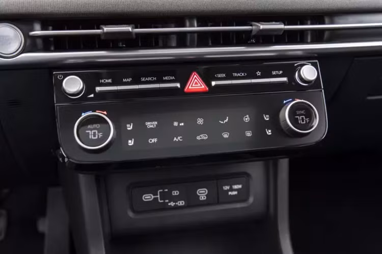 Bên cạnh đó, Hyundai Tucson PHEV 2025 còn có cụm pin 13,8 kWh và hộp số tự động 6 cấp. Công suất kết hợp của phiên bản PHEV là 268 mã lực.
