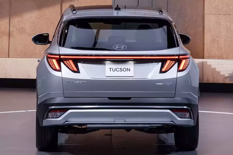 Theo kế hoạch, Hyundai Tucson 2025 sẽ chính thức có mặt tại đại lý Mỹ vào tháng 6 năm nay, bắt đầu với phiên bản máy xăng. Phiên bản HEV và PHEV sẽ được bán sau. Giá xe Hyundai Tucson 2025 tại Mỹ hiện vẫn chưa được công bố.