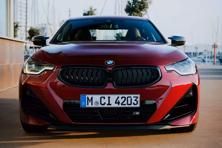 Trong đó, ngoại thất của BMW 2-Series 2025 mới được bổ sung các màu sơn mới như đỏ Vegas Red và xám Skyscraper Grey. Nếu chi thêm tiền, khách hàng có thể chọn 2 màu sơn mới do bộ phận BMW Individual phát triển, đó là xám Frozen Pure Grey và xanh Frozen Portimao Blue II.