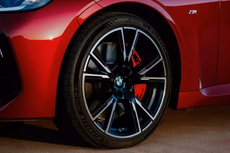 Với khách hàng muốn sở hữu 2-Series thể thao hơn, hãng BMW sẵn sàng chiều lòng với gói thiết kế ngoại thất M Sport Professional Package mới. Gói này bao gồm hệ thống đèn M Shadow Line, những chi tiết ngoại thất màu tối Extended Shadowline và cánh gió sau màu đen.