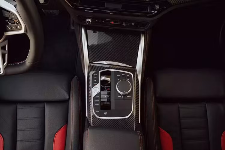 Cùm phanh M Sport màu đỏ hoặc xanh cũng nằm trong gói thiết kế này. Bên trong xe, BMW 2-Series 2025 có thêm cụm điều khiển trung tâm mới với ít nút bấm vật lý hơn, tạo sự gọn gàng cho nội thất. Bên cạnh đó là núm xoay chỉnh điều hòa và đèn viền với hiệu ứng thác nước mới.