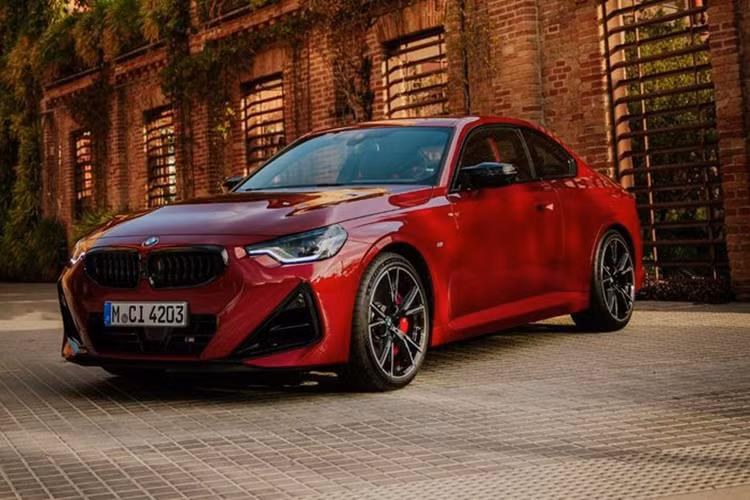 Với bản M240i, xe sẽ dùng động cơ xăng 6 xi-lanh thẳng hàng, tăng áp, dung tích 3.0L mạnh mẽ hơn, cho công suất tối đa 382 mã lực và mô-men xoắn cực đại 500 Nm. Nhờ đó, xe có thể tăng tốc từ 0-96 km/h trong thời gian 4,5 giây ở phiên bản dẫn động cầu sau và 4,1 giây ở phiên bản dẫn động 4 bánh.