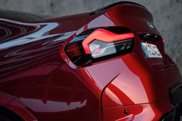 BMW M2 2025 cũng được trang bị động cơ 6 xi-lanh thẳng hàng như trên nhưng mạnh 473 mã lực. Với phiên bản số sàn 6 cấp, M2 sẽ sở hữu mô-men xoắn cực đại 550 Nm. Con số tương ứng của M2 phiên bản số tự động M Steptronic 8 cấp là 600 Nm.