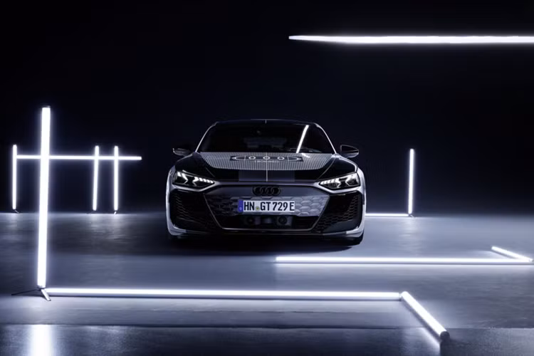 Nếu dựa trên nguyên mẫu Taycan Facelift gần đây, Audi e-tron GT sẽ được trang bị động cơ điện mạnh hơn và cung cấp tốc độ sạc nhanh hơn lên tới 320 kWh thay vì 270 kWh. Một số phiên bản cũng có thể có bộ pin 105 kWh dung lượng lớn hơn, cung cấp phạm vi hoạt động lớn hơn so với bộ pin có dung lượng 93,4 kWh hiện tại.