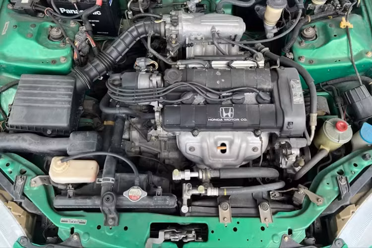 CR-X del Sol lần đầu tiên được giới thiệu tại Nhật Bản và Châu Âu vào năm 1992 cho mẫu xe năm 1993. Mẫu xe cơ sở (được gọi là VXi tại Nhật Bản) được trang bị bánh xe thép 13 inch, chỉ có tại các đại lý Honda Verno Nhật Bản. Các phiên bản VXi/VGi của Nhật Bản đi kèm với động cơ Honda D15B-VTEC 4 xi-lanh, động cơ SOHC VTEC cấp thấp sản sinh công suất 130 PS (96 kW; 128 mã lực).