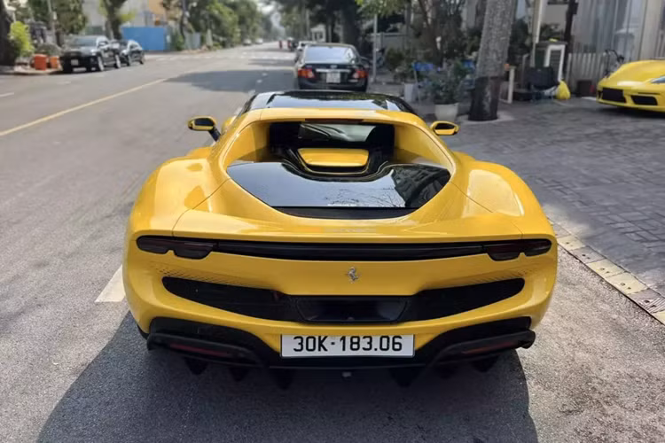 Siêu xe Ferrari 296 GTB có thể tăng tốc từ vị trí xuất phát lên 100 km/h chỉ trong thời gian 2,9 giây trước khi đạt vận tốc tối đa 330 km/h. Dòng xe plug-in hybrid có thể di chuyển với quãng đường tối đa 25 km và vận tốc tối đa là 135 km/h chỉ với động cơ điện.