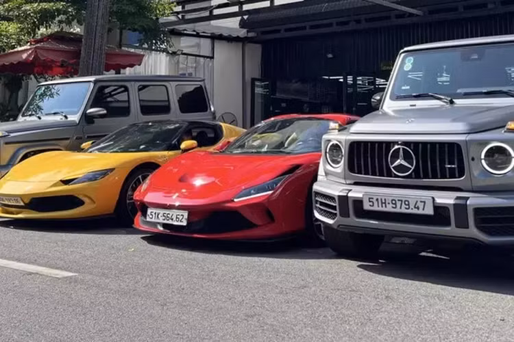 Theo tìm hiểu, dàn xe này của 1 showroom chuyên mua bán xe lướt ở TP HCM, và các xe góp mặt bao gồm Ferrari 296 GTB và F8 Spider cũng như cặp đôi SUV hạng sang Mercedes-AMG G63. Tổng giá trị cho dàn xe sẽ rơi vào tầm gần 68 tỷ đồng