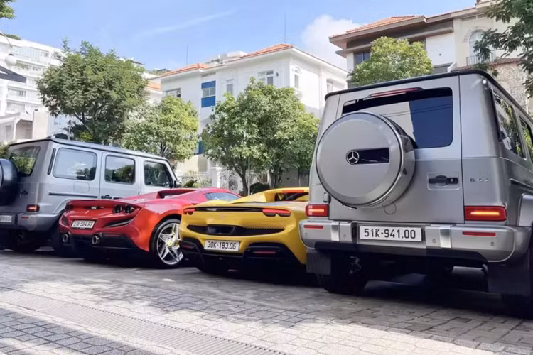 2 chiếc xe SUV hạng sang Mercedes-AMG G63 đỗ ngoài cùng của cặp đôi siêu xe trị giá 50 tỷ đồng đều có màu xám, xe được trang bị khối động cơ xăng V8, tăng áp kép, dung tích 4.0 lít, sản sinh công suất tối đa 577 mã lực tại vòng tua máy 6.000 vòng/phút và mô-men xoắn cực đại 850 Nm tại dải tua máy 2.500 - 3.500 vòng/phút.