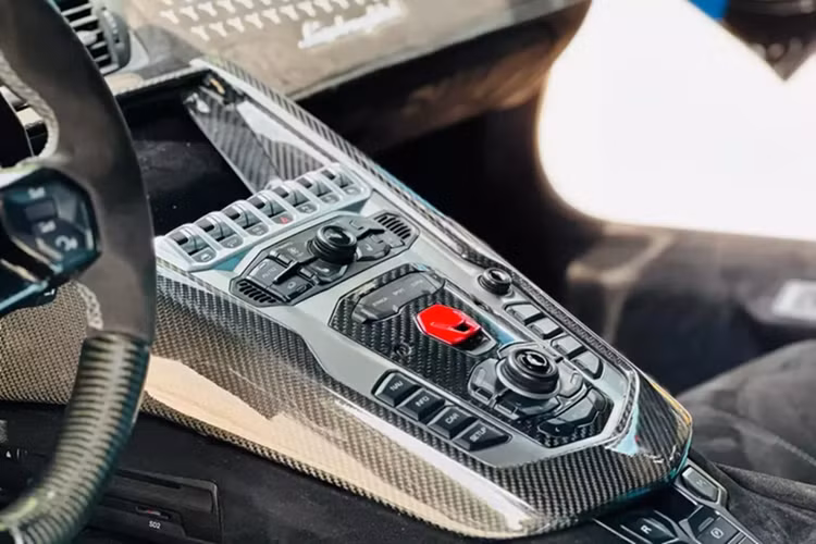 So với bản tiêu chuẩn, hãng độ Liberty Walk đã mang đến ngoại hình hiếu chiến hơn cho Lamborghini Aventador Limited Edition 50 nhờ bộ body kit thân rộng đặc trưng của thương hiệu, với các vòm bánh xe rộng được cố định bằng đinh tán, cánh gió đuôi khổng lồ, nắp capô carbon mới cùng việc thêm rất nhiều chi tiết carbon cho ngoại thất.