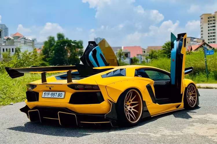Trên toàn thế giới chỉ có đúng Lamborghini Aventador Limited Edition 50 sản xuất giới hạn 30 xe dành cho thị trường Nhật Bản, 20 chiếc còn lại dành cho các khách hàng toàn cầu, trong đó, 1 đại gia Việt đã đặt hàng, để hãng độ Liberty Walk sang Việt Nam, thi công sản phẩm Lamborghini Aventador Limited Edition này.
