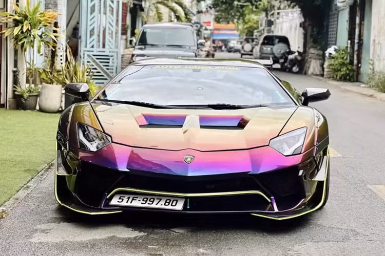 Nguyên bản, siêu xe Lamborghini Aventador LP700-4 sử dụng khối động cơ V12, dung tích 6.5 lít, sản sinh công suất tối đa 700 mã lực và mô-men xoắn cực đại 690 Nm.
