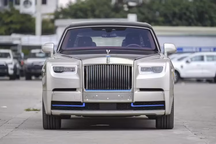 Người bán cho biết, dù chiếc xe Rolls-Royce Phantom thế hệ thứ 8 này thuộc đời 2022 nhưng lại mới 100%, điều này có thể là do xe nhập về đã lâu nhưng nay mới được khui công. Chưa hết, đây cũng là xe Rolls-Royce Phantom VIII có tùy chọn màu sơn đắt nhất từng được mang về nước.