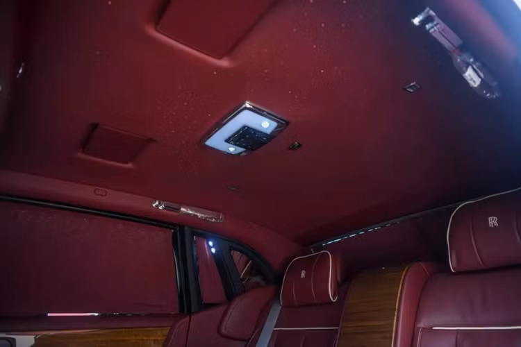 Số lượng xe Rolls-Royce Phantom tại Việt Nam có tùy chọn này chỉ đếm trên đầu ngón tay. Và thông tin quan trọng nhất là giá bán, chiếc xe siêu sang Rolls-Royce Phantom thế hệ thứ 8 này có giá chỉ 39 tỷ đồng, mức giá này còn rẻ hơn cả xe Rolls-Royce Phantom VIII đã qua sử dụng.