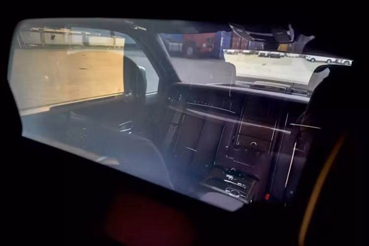 Xe siêu sang Rolls-Royce Phantom thế hệ thứ 8 dễ nhận ra nhất chính là thiết kế và đèn hậu LED của xe, bên cạnh đó, nhan sắc của xe Rolls-Royce Phantom thế hệ hoàn toàn có đèn pha Laser kết hợp cùng dải đèn LED chiếu sáng ban ngày mang đến tầm chiếu xa lên đến 600 m vào ban đêm, logo Spirit of Ecstasy của xe nằm cao hơn gần 12 mm trên nắp capô và lưới tản nhiệt cũng được chỉnh sửa nhẹ thiết kế.