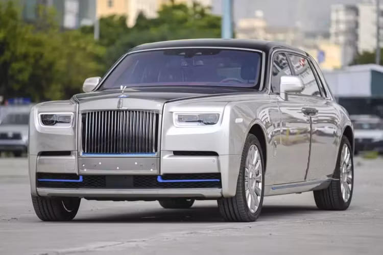 Dòng xe siêu sang Rolls-Royce Phantom đã bước sang thế hệ thứ 8, và đã có hơn 20 xe được nhập khẩu về nước theo diện chính hãng, lẫn tư nhân. Mới đây, 1 chiếc xe Rolls-Royce Phantom VIII đời 2022 đã được chào bán với tình trạng chưa sử dụng, dù được nhập khẩu không chính hãng.