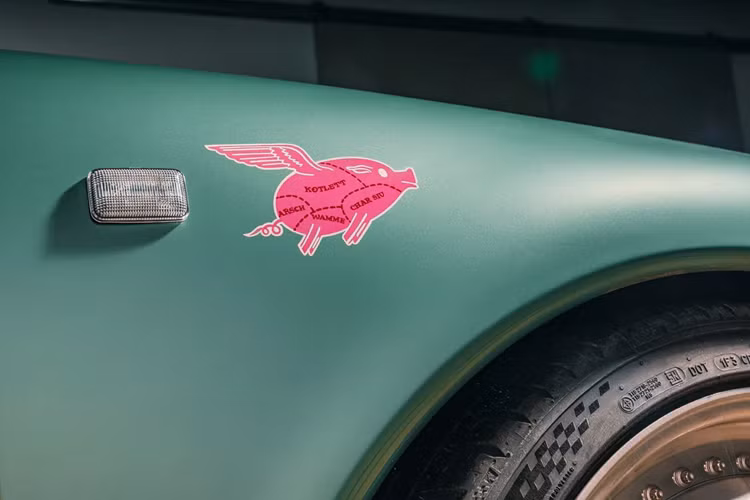 Chiếc xe đã được sơn màu xanh Verde Francesca là màu của Ferrari đem lại một gam màu nhạt nhẹ nhàng, từ đây giúp làm nổi bật những đường nét cổ điển của mẫu xe thể thao hiệu năng cao. Thân xe cũng được đính logo “Pink Pig” gợi nhắc lại những biểu tượng trứ danh đã gắn liền với thương hiệu Porsche nhiều năm.