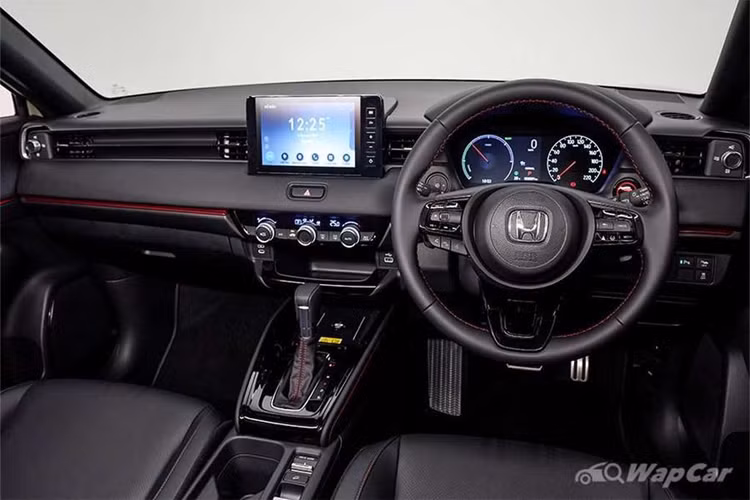 Honda HR-V 2024 sẽ được bổ sung màu sơn mới có tên Sand Khaki Pearl, đi cùng bộ mâm hợp kim 18 inch với 2 tông màu khá ấn tượng. Về nội thất, Honda HR-V mới có cụm điều khiển trung tâm được tái thiết kế, bàn sạc điện thoại không dây đặt nằm giữa cho hành khách bên dễ dàng sử dụng. 