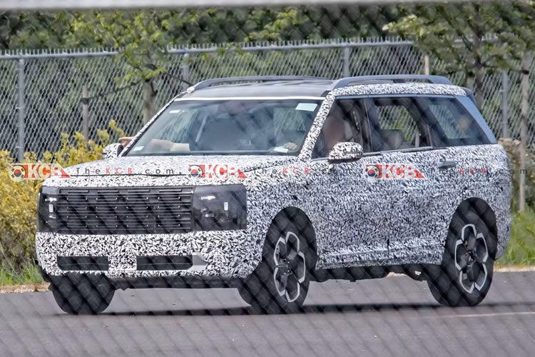 Hyundai Palisade 2026 được đồn đoán sẽ được xây dựng trên một nền tảng mới có chiều dài cơ sở dài hơn. Sự thay đổi này nhằm mục đích tăng cường không gian nội thất, cho phép Palisade cạnh tranh tốt hơn với các đối thủ như Honda Pilot và Toyota Grand Highlander.