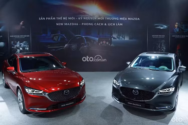 Phiên bản Mazda6 2.0L Premium được trang bị tương tự phiên bản Mazda6 2.0L Premium GTCCC nhưng nâng cấp động cơ Euro 5.