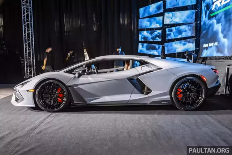 Chiếc siêu xe Lamborghini Revuelto này nhiều khả năng thuộc diện tạm nhập tái xuất, nhưng bấy nhiêu đó cũng đủ để giới mê xe, và các đại gia vui mừng, vì sắp được chiêm ngưỡng vẻ đẹp của siêu bò với hệ truyền động plug-in hybrid. Tại thị trường nước ngoài, dòng siêu xe Lamborghini Revuelto có giá bán chính hãng hơn 13,5 tỷ đồng