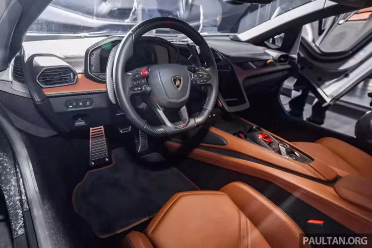 Là siêu xe thương mại đầu tiên của Lamborghini được trang bị hệ truyền động plug-in hybrid (PHEV), vì thế, Revuelto nhận được nhiều sự quan tâm, trong đó, siêu bò này dù vẫn dùng máy xăng V12 như các bản đàn anh nhưng lại nhẹ hơn 17 kg