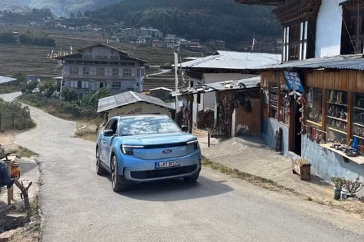 Alexis Alford đã lái Ford Explorer EV bắt đầu hành trình vòng quanh thế giới từ Nice, Pháp vào tháng 9/2023. Nữ kỷ lục gia này kỳ vọng có thể cùng chiếc Explorer EV đi qua 6 châu lục và hơn 30 quốc gia. Nếu thực hiện được mục tiêu này, cô sẽ là người đầu tiên đi vòng quanh thế giới bằng xe điện.