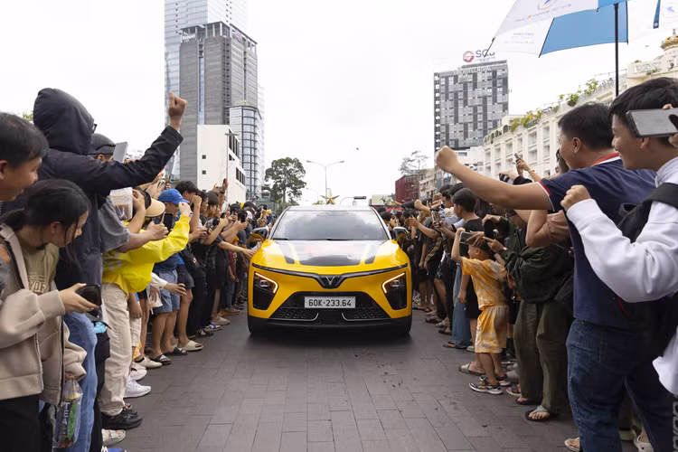 Các thương hiệu Bugatti, Koenigsegg, Lamborghini, McLaren, Rolls- Royce, Porsche… có chủ nhân là các tên tuổi nổi bật và có sức ảnh hưởng lớn đến từ hơn 40 quốc gia – từ ngôi sao âm nhạc, nghệ sĩ nổi tiếng, thành viên hoàng gia, ngôi sao thể thao, game thủ, YouTuber, doanh nhân và nhiều người có sức ảnh hưởng lớn như Maximillion Cooper (nhà sáng lập sự kiện Gumball 3000 người Anh) 