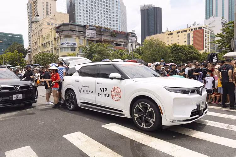 Streamer nổi tiếng iShowSpeed đã có mặt tại Việt Nam để tham dự Gumball 3000 và VinFast VF9 cũng là chiếc xe đồng hành cùng anh. iShowSpeed tên thật là Darren Watkins Jr. (19 tuổi, người Mỹ), được biết đến là một YouTuber, streamer và rapper, sở hữu kênh YouTube với 29,7 triệu người theo dõi.