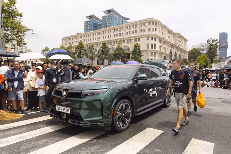 Hoạt động trưng bày xe với tên gọi Gumball Grid – mệnh danh là “bãi xe đắt giá nhất thế giới” đã diễn ra tại Đại lộ Lê Lợi, quận 1, TP.HCM vào lúc 10 giờ sáng ngày 14/9. Có khoảng hơn 100 siêu xe, hypercar, xe thể thao, xe JDM, xe độ, xe cổ điển… 