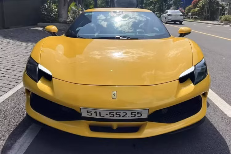 Mức giá xe Ferrari 296 GTB chính hãng tại Việt Nam khi mở bán khoảng hơn 24 tỷ đồng. Chiếc trong bài viết này mang ngoại thất màu vàng, nhập chính hãng nhưng chỉ sau 1 năm trải nghiệm chưa được 3.000 km, chủ xe đã bán lại. Sau gần 1 năm rao bán lại, chiếc xe Ferrari 296 GTB này đã tìm thấy người mua, và ra biển mới.