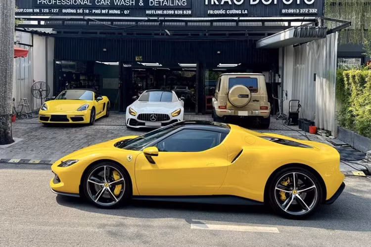 Siêu xe Ferrari 296 GTB vẫn sở hữu tính năng eManettino với các chế độ chạy eDrive, Hybrid, Performance và Qualify cùng với đó là các tính năng Manettino quen thuộc như tiêu chuẩn, thể thao, đua, CT off và cuối cùng là ESC off.
