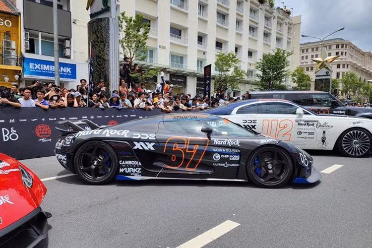 Koenigsegg Regera của Dan Kang có thiết kế vô cùng ấn tượng và nổi bật với cửa mở 180 độ đặc trưng, đây cũng chính là chi tiết khiến Regera không thể bị nhầm lẫn với các siêu xe thể thao khác.