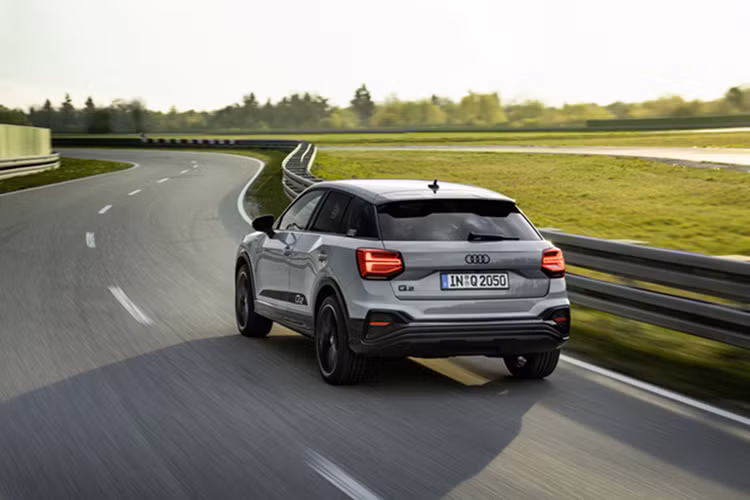 Do chuyển sang dùng màn hình cảm ứng nên Audi Q2 2024 cũng không còn cần đến cụm nút bấm và núm xoay đặt tại vùng “yên ngựa” phía dưới cần gạt số, vốn dùng để thao tác điều khiển hệ thống giải trí trung tâm trên xe đời cũ. Thay vào đó, khu vực này được chỉnh sửa lại để trở thành một ngăn chứa đồ lặt vặt nhỏ. Vô-lăng cũng có thiết kế mới.