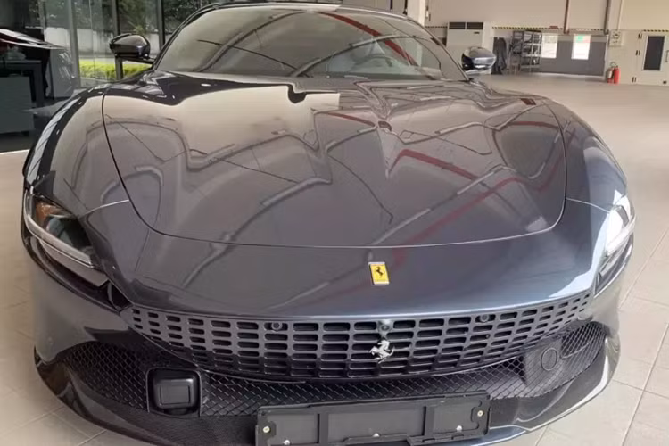 Vào năm 2022, đại lý chính hãng đã âm thầm mang về nước 1 chiếc siêu xe Ferrari Roma 4 chỗ ngồi với cách phối màu rất độc lạ là xanh Blu Roma, chỉ dành riêng cho dòng Grand Tourer của Ferrari, đi cùng là bộ mâm 5 chấu kép màu xám Forged Matt Grigio Corsa Diamond Cut và ống xả đen cá tính.