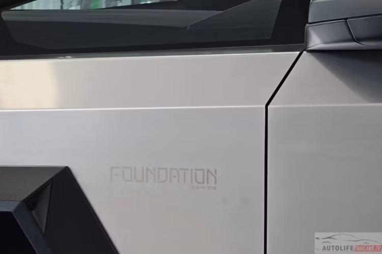 Được biết, chiếc xe xuất hiện tại Đông Nam Á này thuộc lô sản xuất đầu tiên Foundation Series với đầy đủ các trang bị tiện nghi. Bản này còn có dòng chữ Foundation Series được khắc laser trên thân xe.