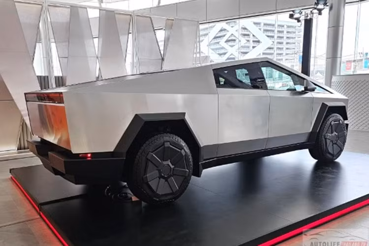 Mức giá xe Tesla Cybertruck Cyberbeast khoảng 99.990 USD (2,43 tỷ đồng) tại thị trường Mỹ. Hiện xe đang được trưng bày tại triển lãm Tesla Center Ramkhamhaeng ở Bangkok, Thái Lan chứ hãng chưa có kế hoạch phân phối chính thức xe ở quốc gia này.