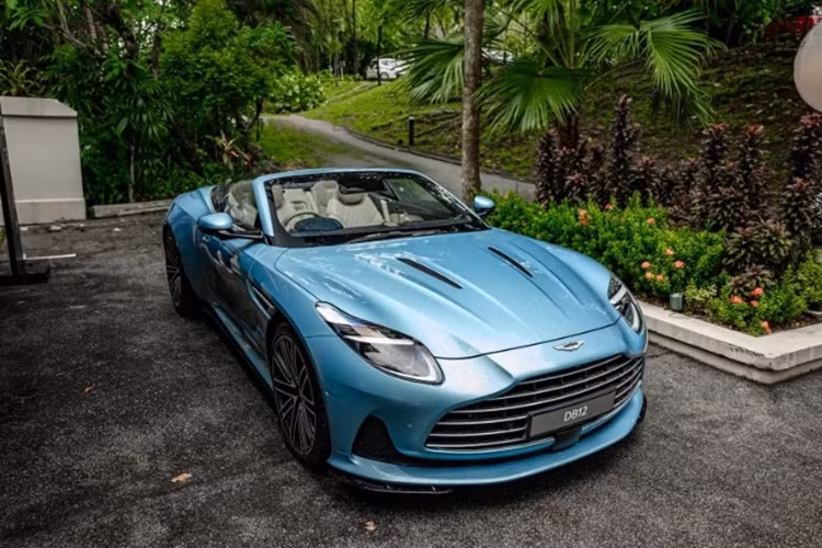 Được biết, phần mui xếp trên siêu xe Aston Martin DB12 Volante 2024 được làm bằng vải cao cấp với 8 lớp cách âm và nhiệt. Xe chỉ mất 14 giây để đóng mui và 16 giây để mở ngay cả khi xe đang di chuyển với tốc độ lên đến 50 km/h.