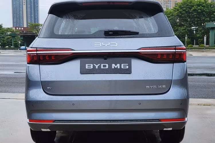 Theo các nhân viên tư vấn bán hàng ở các đại lý BYD tại Việt Nam cho biết, mẫu MPV M6 của hãng xe điện Trung Quốc đã được lên kế hoạch bán tại Việt Nam và sẽ sớm về nước để chiếm ưu thế trong phân khúc MPV đang “hot” tại Việt Nam thời gian gần đây.