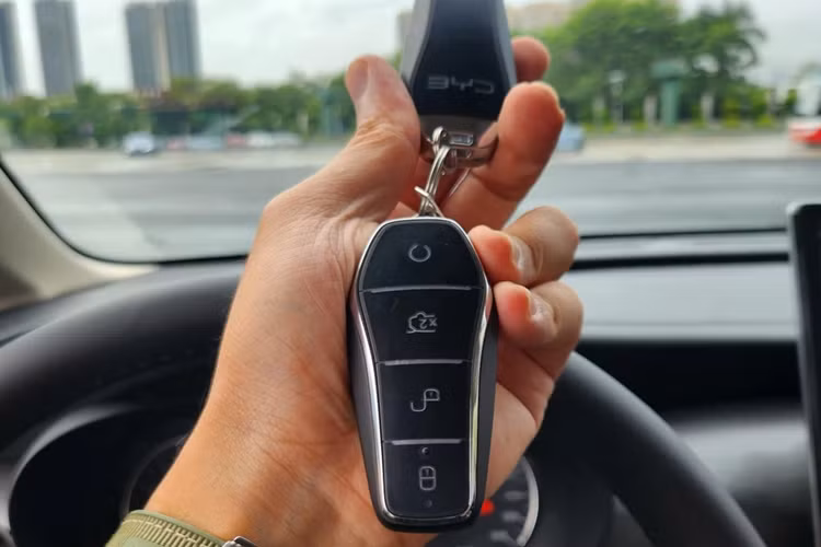 Vô lăng là loại D-cut 3 chấu bọc giả da với các phím chức năng, phanh tay điện tử tích hợp Auto Hold. Xe có thể được khởi động, mở/khóa thông qua thẻ NFC hoặc chìa khóa thông minh.