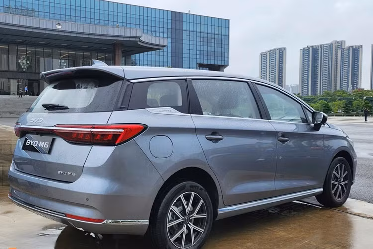 Tại Thái Lan, BYD M6 phiên bản Dynamic có giá khởi điểm 829.900 baht (615 triệu đồng), trong khi phiên bản Extended với pin lớn hơn có giá 929.900 baht (689 triệu đồng). Hiện vẫn chưa có thông tin về giá xe BYD M6 2025 khi được bán tại thị trường Việt Nam.
