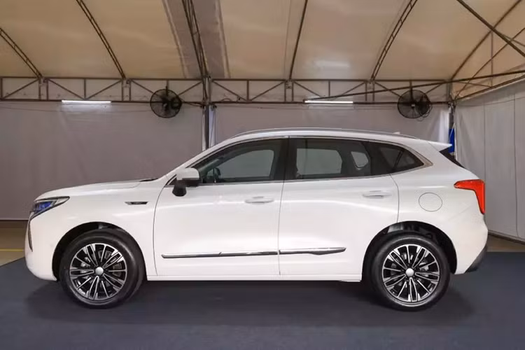 Chẳng bao lâu sau đó, đại lý tại Việt Nam đã bắt đầu nhận cọc cho Haval Jolion 2024 mới. Đây là mẫu SUV cỡ B+ sẽ cạnh tranh với những đối thủ như Hyundai Creta, Kia Seltos, Honda HR-V và Toyota Corolla Cross ở thị trường Việt Nam.