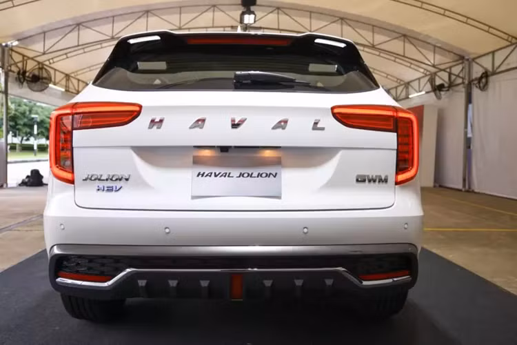 Haval Jolion tại Việt Nam dự kiến cũng sẽ được nhập khẩu nguyên chiếc từ Thái Lan như đàn anh H6. Cộng thêm động cơ hybrid, mẫu xe này nhiều khả năng sẽ có giá không quá rẻ, tương tự trường hợp của Haval H6.