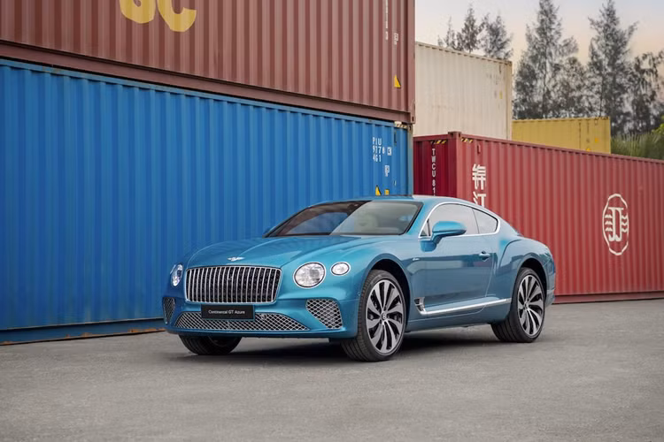Ở biến thể Continental GT Azure V8 của Bentley, hàng loạt công nghệ hỗ trợ được trang bị cùng các chi tiết thiết kế cân nhắc kỹ lưỡng để mang lại cảm nhận thư thái bậc nhất cho chủ nhân trên tất cả giác quan. Kết hợp với các nhà khoa học, Bentley đã lược bỏ tối đa mọi chi tiết gây sao nhãng và mệt mỏi vô thức ở hành khách.