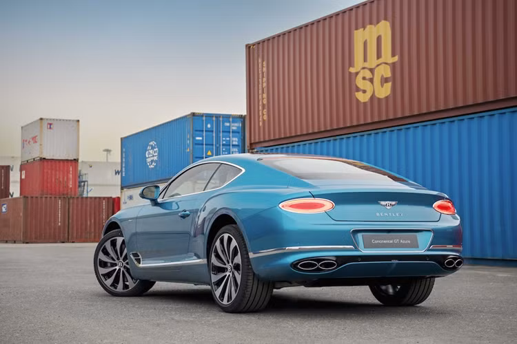 Mức giá xe Bentley Continental GT Azure V8 MY24 đầu tiên và duy nhất tại Việt Nam bán ra khoảng 21,9 tỷ đồng, hiện nó đang được trưng bày tại đại lý chính hãng Bentley tại TP HCM.