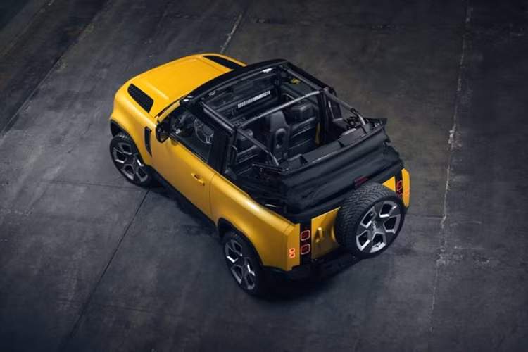 Với những khách hàng mong muốn sở hữu một chiếc Land Rover Defender mui trần, họ có thể tìm đến hãng độ Heritage Navy tới từ Hà Lan. Bản độ có tên Defender Valiance Convertibles được phát triển từ Defender 90 với phần mui bằng vải tối màu tương phản với thân xe màu vàng Sunbeam.
