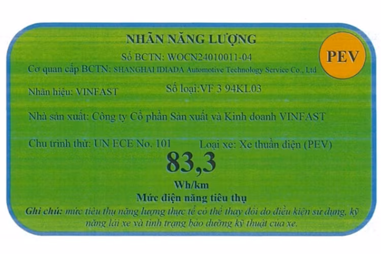 Ngoại thất của VF3 nổi bật với các khối hình học mạnh mẽ và những đường gân cứng cáp xuyên suốt từ trước ra sau. Xe có thiết kế nhỏ gọn nhưng cao ráo, khoẻ khoắn nhờ được trang bị bộ la-zăng có kích thước lên tới 16 inch, tạo khoảng sáng gầm xe lớn, giúp xe dễ dàng di chuyển trên nhiều điều kiện địa hình.