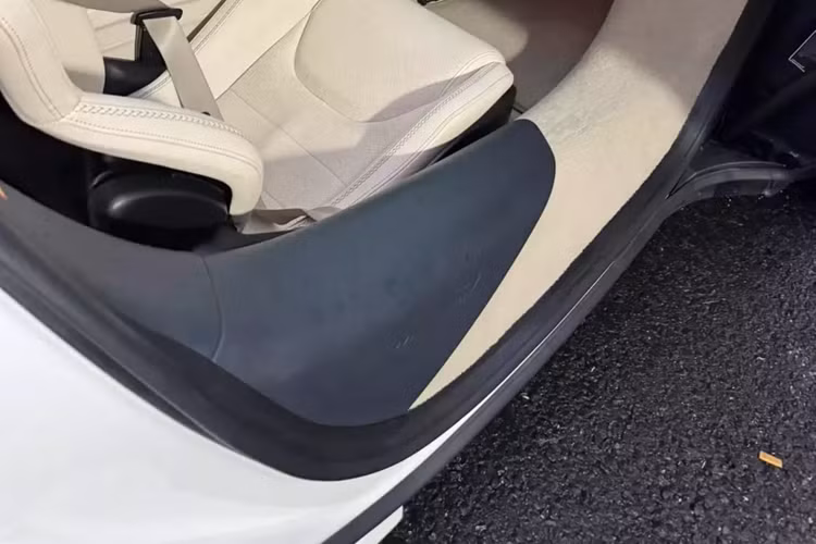 Bẵng đi 1 thời gian khá dài, chiếc siêu xe McLaren GT bất ngờ quay trở lại showroom Khanh Supper, sau đó, được 1 hot girl khác mua về trải nghiệm, và mới đây, xe đã xuất hiện trên thị trường chuyển nhượng xe lướt với số đồng hồ công tơ mét gần 3.000 km.