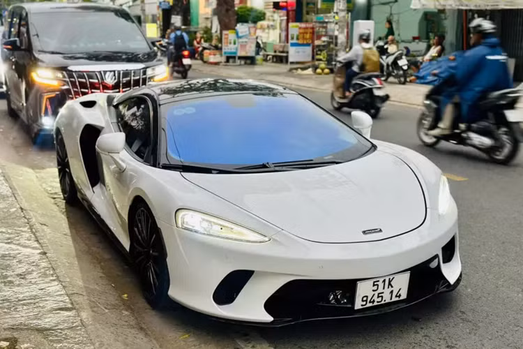 Cách đây 3 năm, tay cò siêu xe Phan Công Khanh đã gây bất ngờ cho giới mê xe trong nước khi nhập về chiếc McLaren GT tiền tỷ thuộc dòng Grand Tourer, ám chỉ các siêu xe có thể tích khoang hành lý vô cùng rộng rãi, dành cho các chuyến đi chơi dài ngày, cần mang nhiều đồ đạc.