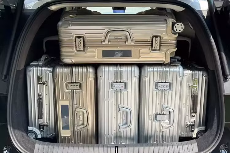 Li Auto Mega được xây dựng trên kiến trúc điện thuần 800V và được trang bị hệ dẫn động bốn bánh hai động cơ. Công suất tối đa của động cơ phía trước là 155 kW và công suất tối đa của động cơ phía sau là 245kW. Công suất tối đa tổng hợp là 400 kW, tương duong9 536 mã lực và mô-men xoắn cực đại 542 Nm, tăng tốc từ 0-100 km/h trong thời gian 5,5 giây.